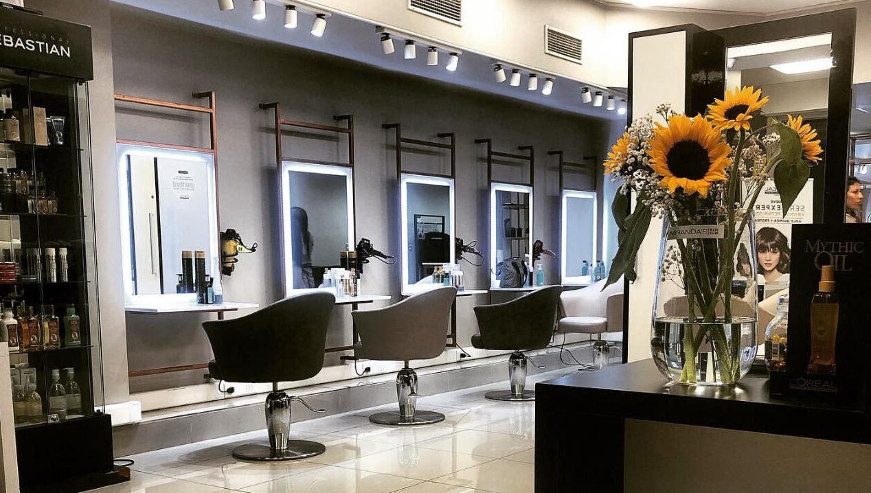 Interior de MIRANDAS Hair Salon en Antofagasta, Antofagasta, CL mostrando estaciones de peinado modernas.