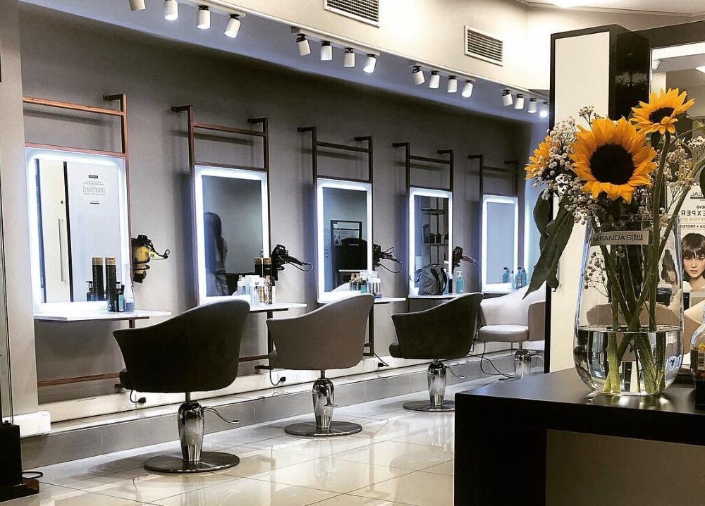 Interior de MIRANDAS Hair Salon en Antofagasta, Antofagasta, CL mostrando estaciones de peinado modernas.