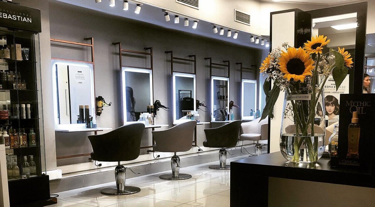 Interior de MIRANDAS Hair Salon en Antofagasta, Antofagasta, CL mostrando estaciones de peinado modernas.