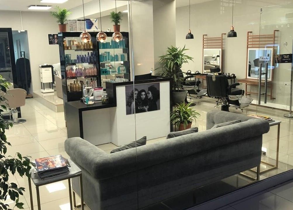 Interior moderno de MIRANDAS Hair Salon en Antofagasta, Antofagasta, CL con muebles y productos de belleza.