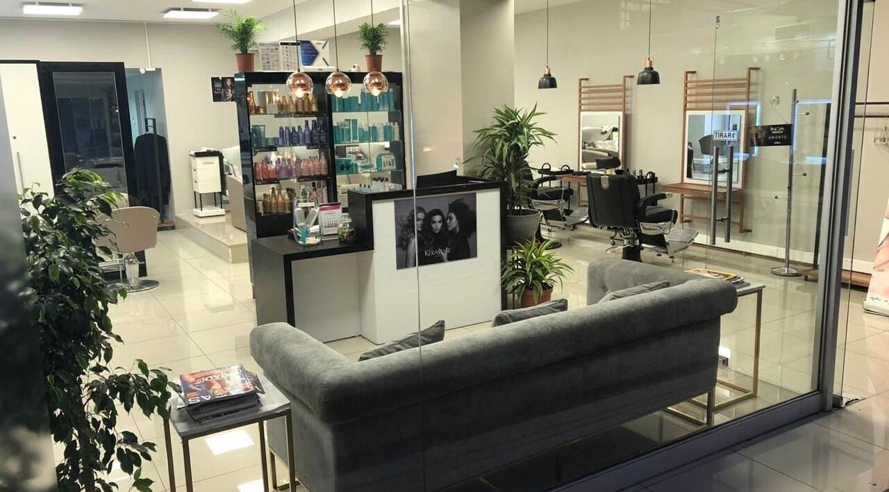 Interior moderno de MIRANDAS Hair Salon en Antofagasta, Antofagasta, CL con muebles y productos de belleza.