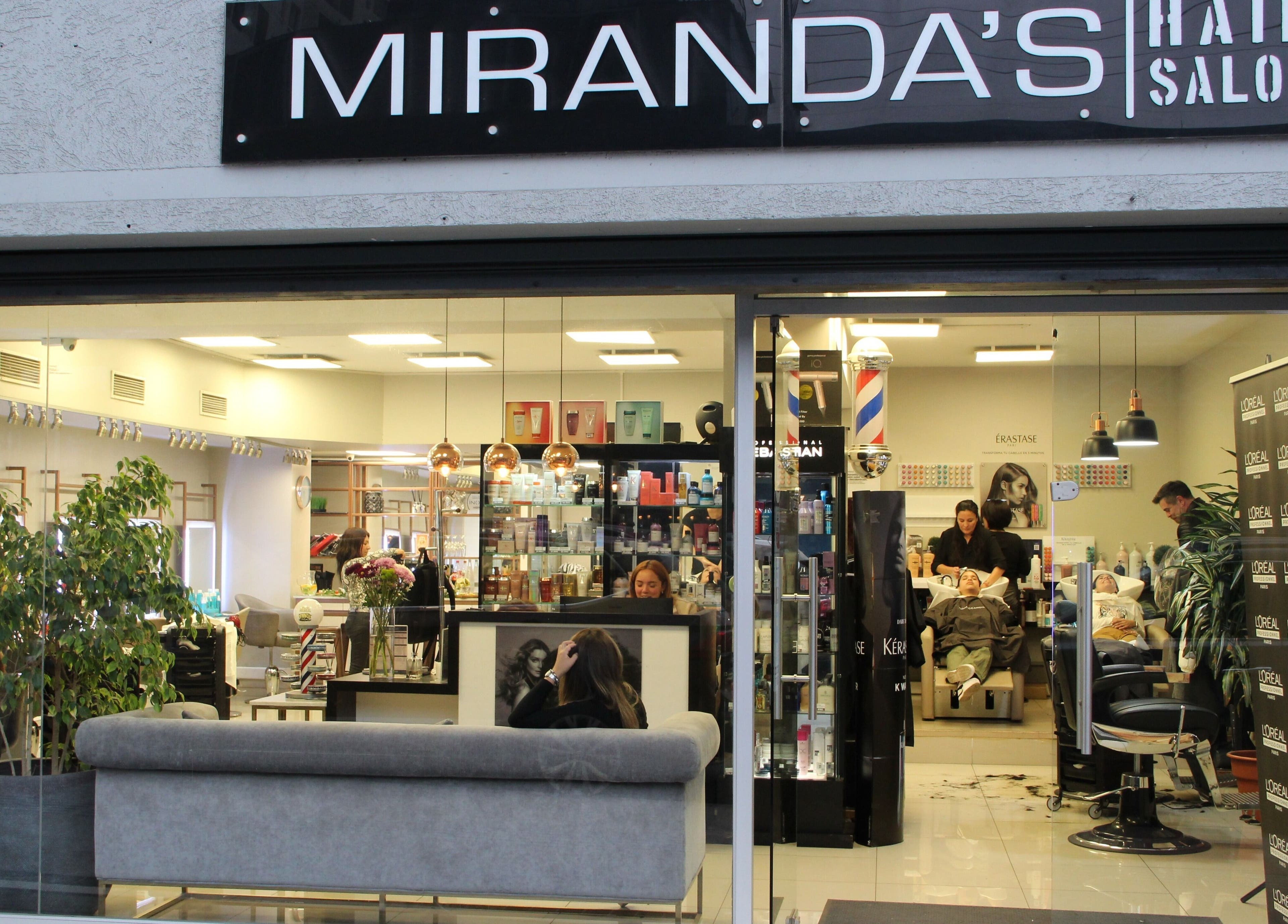 MIRANDAS Hair Salon en Antofagasta ofrece servicios de belleza y bienestar en un entorno moderno y acogedor.