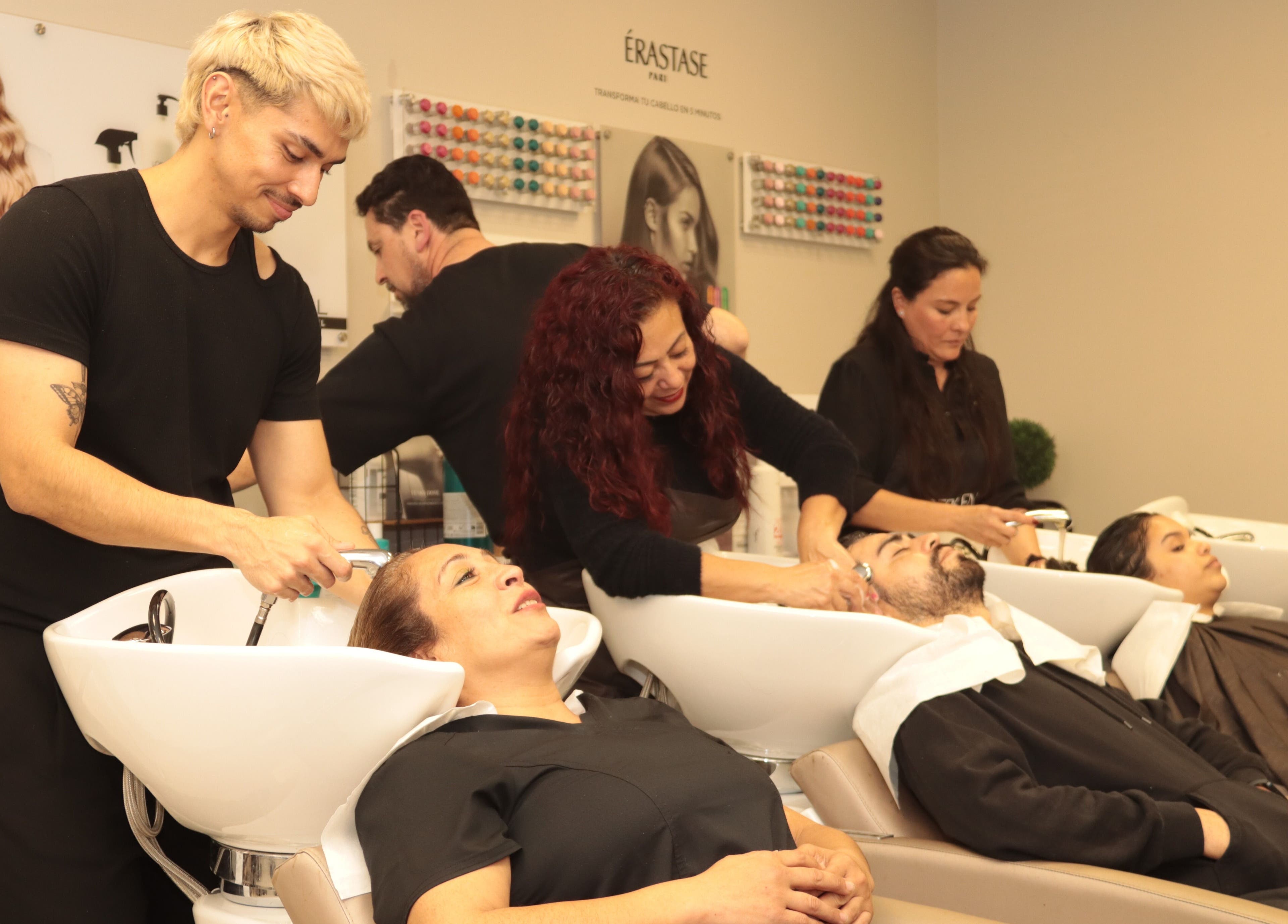 Clientes disfrutando de lavados de cabello en MIRANDAS Hair Salon, Antofagasta, Antofagasta, CL.