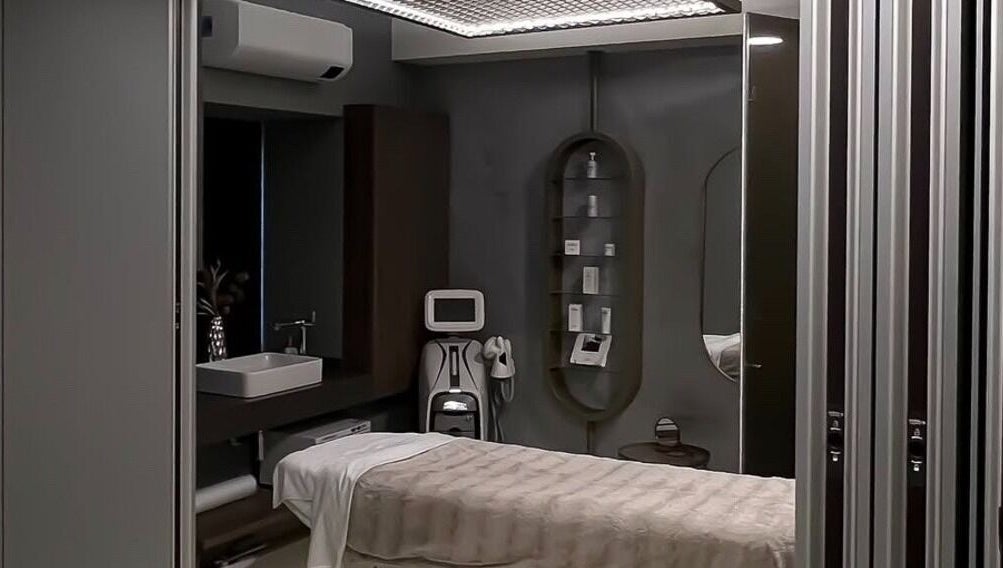 Kényelmes kezelőszoba a Paava Pro Aging Salonban, Budapest, Magyar, HU modern dizájnnal.