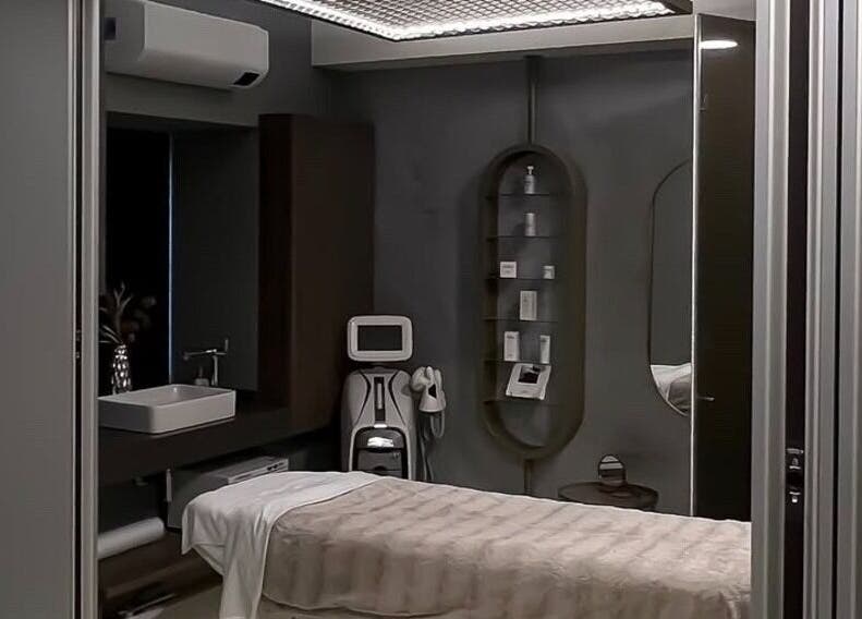 Kényelmes kezelőszoba a Paava Pro Aging Salonban, Budapest, Magyar, HU modern dizájnnal.