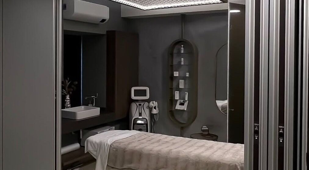 Kényelmes kezelőszoba a Paava Pro Aging Salonban, Budapest, Magyar, HU modern dizájnnal.