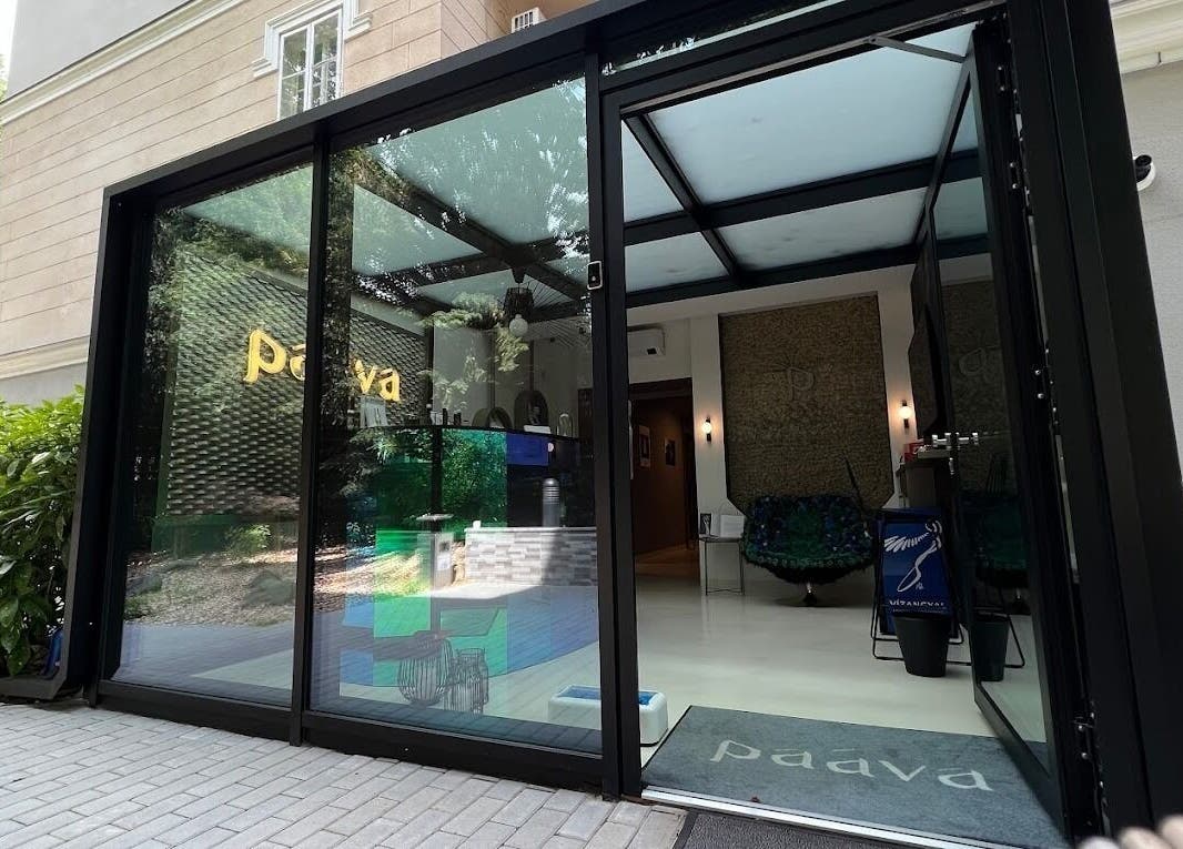 Paava Pro Aging Salon bejárata Budapesten, Magyarország modern dizájnnal.