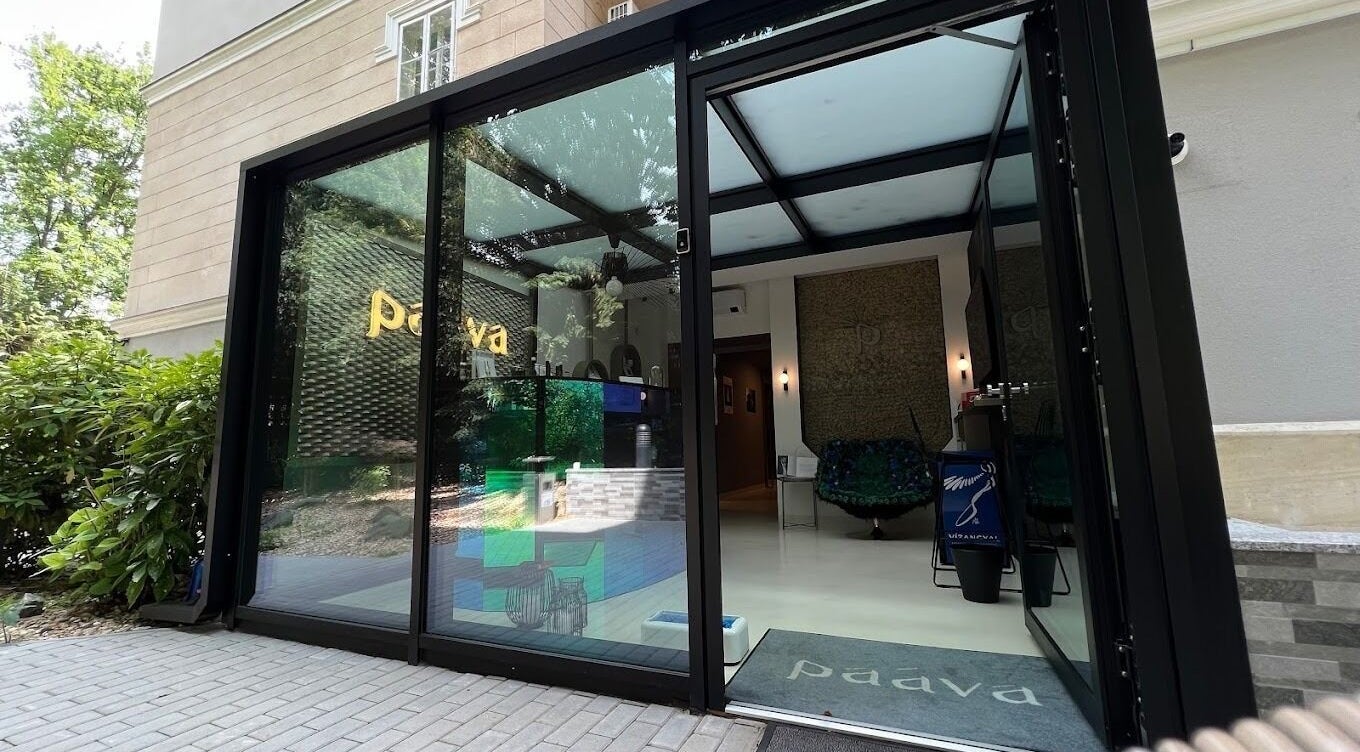 Paava Pro Aging Salon bejárata Budapesten, Magyarország modern dizájnnal.