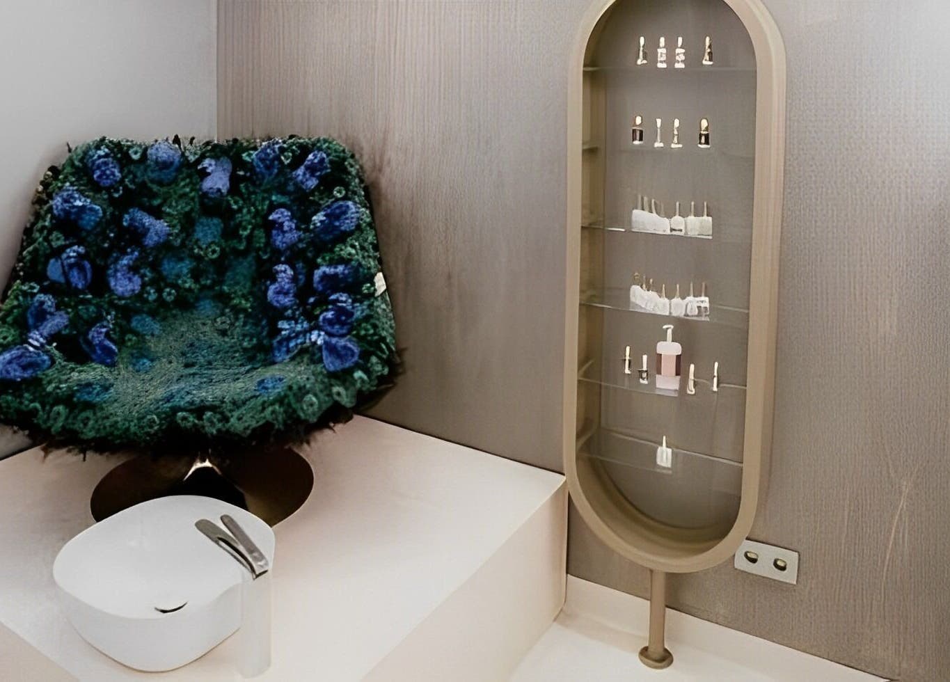 Stílusos, modern szék a Paava Pro Aging Salon-ban, Budapest, Magyar, HU. Elegáns kiszolgáló tér.