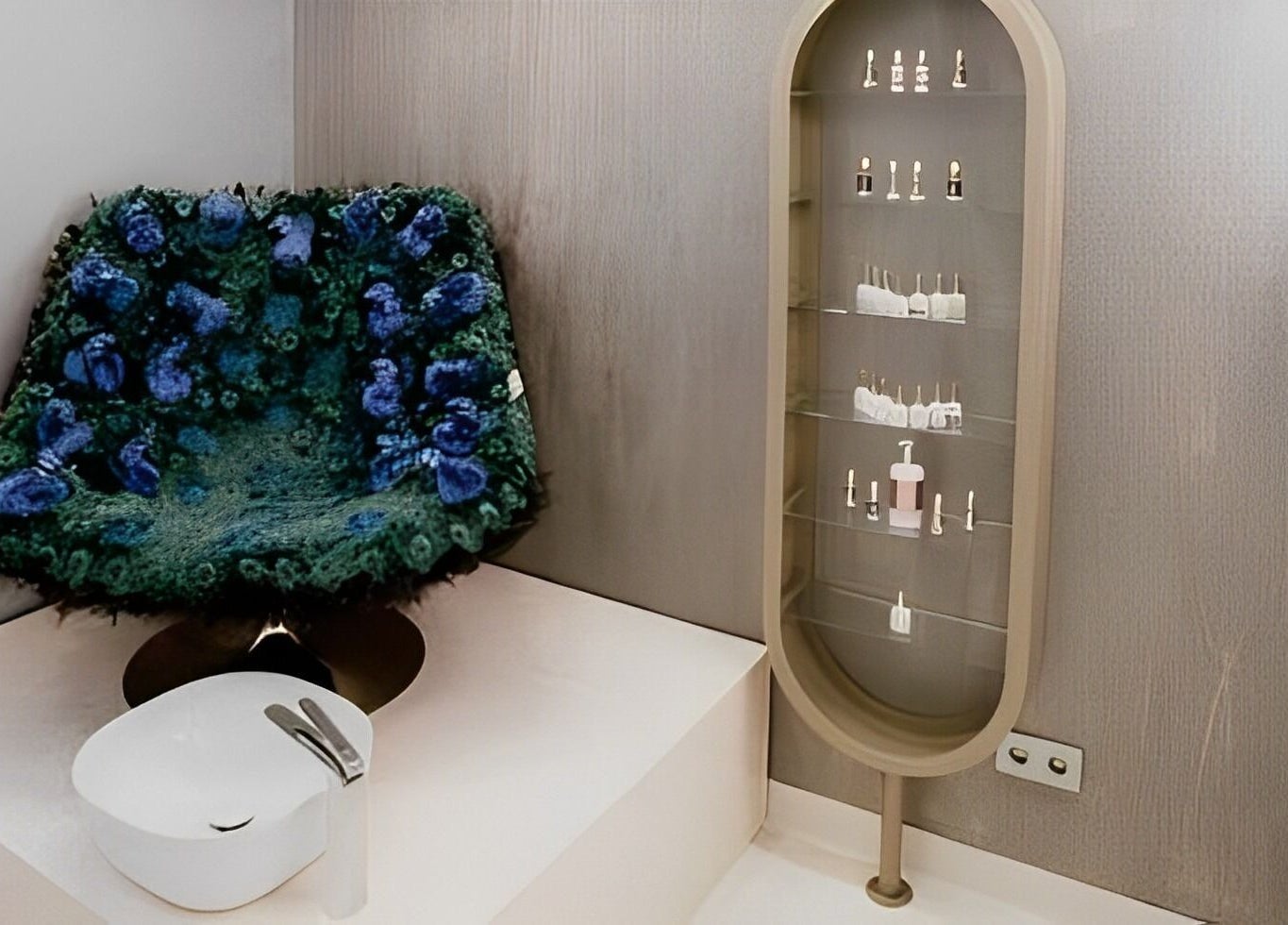 Stílusos, modern szék a Paava Pro Aging Salon-ban, Budapest, Magyar, HU. Elegáns kiszolgáló tér.