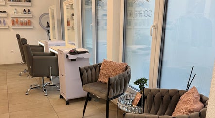 Innenansicht von Divine Feminine Hair & Makeup Salon in Turgi, Aargau, CH, mit stilvollen Stühlen und Kosmetikprodukten.