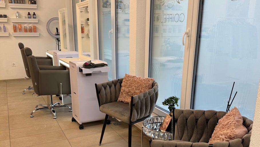 Elegantes Interieur im Divine Feminine Hair& Makeup Salon, Turgi, Aargau, CH mit stilvollen Sesseln.