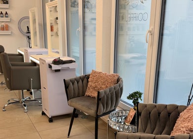 Elegantes Interieur im Divine Feminine Hair& Makeup Salon, Turgi, Aargau, CH mit stilvollen Sesseln.