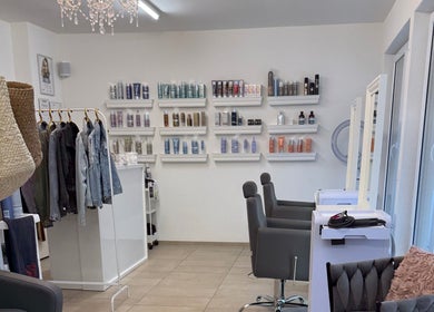 Innenansicht von Divine Feminine Hair & Makeup Salon in Turgi, Aargau, CH mit stilvollen Produkten und moderner Einrichtung.