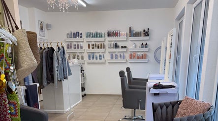Innenansicht von Divine Feminine Hair & Makeup Salon in Turgi, Aargau, CH mit stilvollen Produkten und moderner Einrichtung.