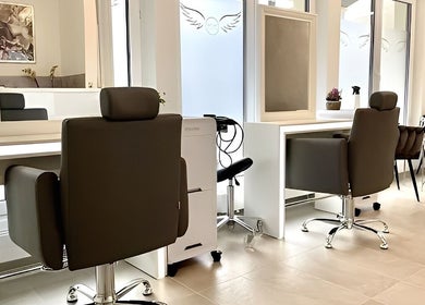 Moderner Salonbereich bei Divine Feminine Hair & Makeup Salon, Turgi, Aargau, CH mit stilvollen Stylingstühlen.