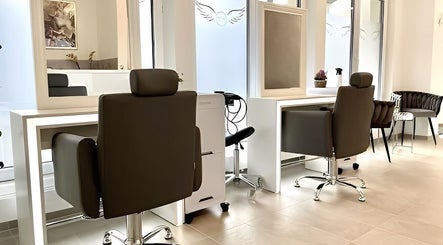 Moderner Salonbereich bei Divine Feminine Hair & Makeup Salon, Turgi, Aargau, CH mit stilvollen Stylingstühlen.