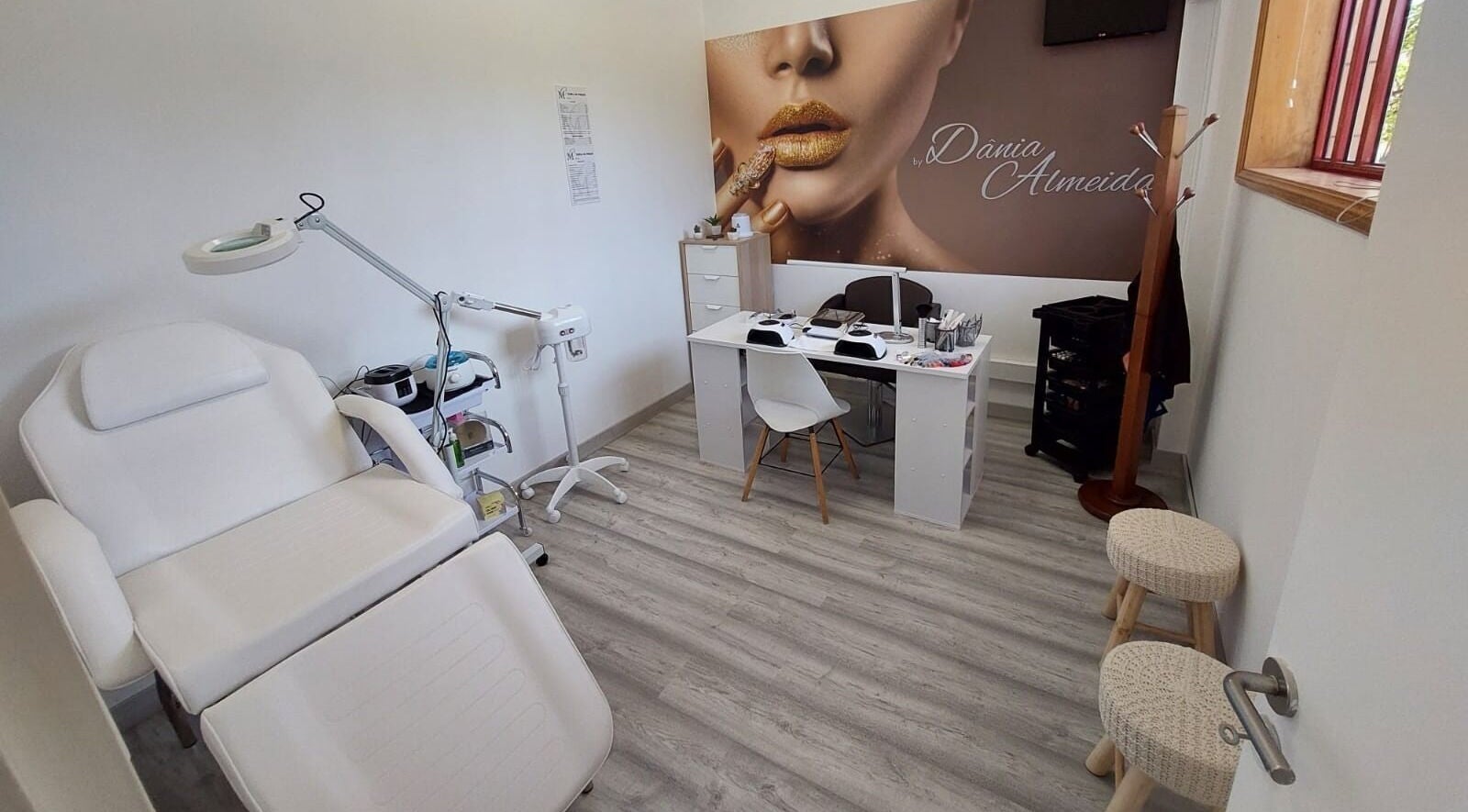 Sala de tratamento estética no Mc Cabeleireiro & Barbeiro & Estética em Lourosa, Aveiro, PT.