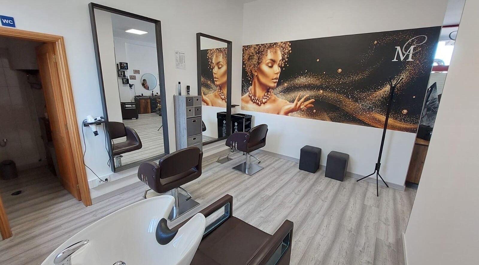 Sala de beleza elegante em Mc Cabeleireiro & Barbeiro & Estética, Lourosa, Aveiro, PT.