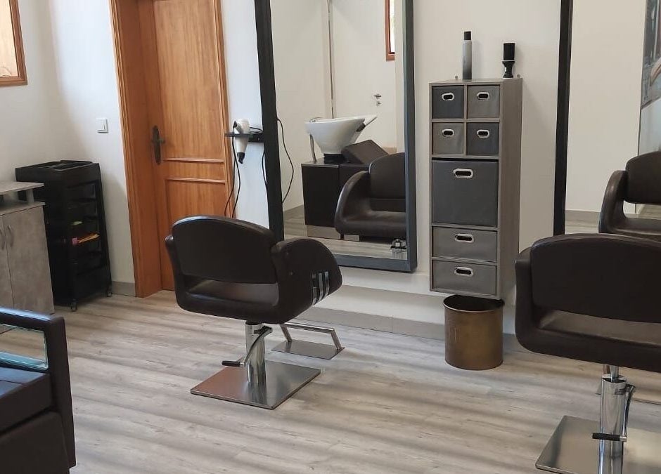 Interior do salão Mc Cabeleireiro & Barbeiro & Estética em Lourosa, Aveiro, PT com cadeiras e espelhos modernos.