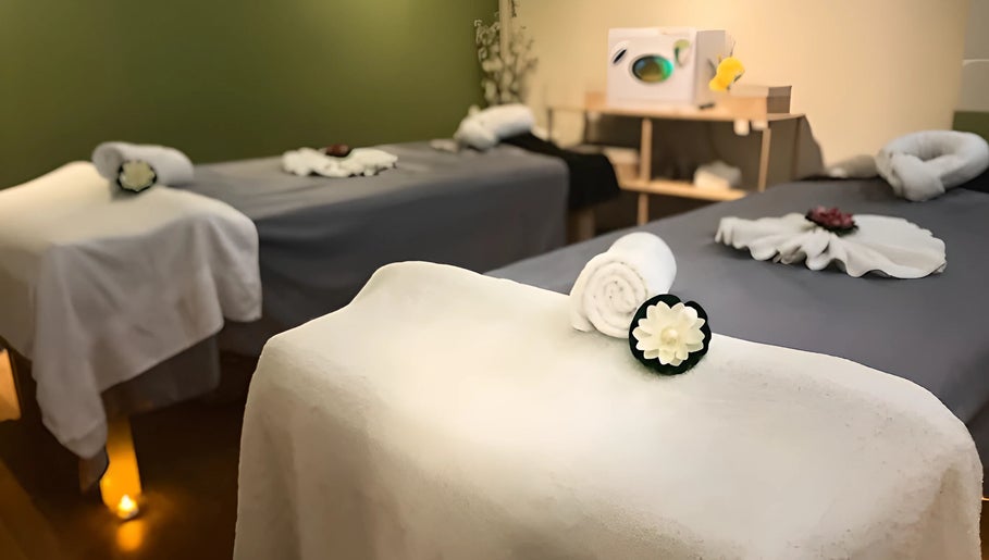 Tranquil massage room at Panwa Massage and Therapy, Auckland, Auckland, NZ with neatly prepared tables.