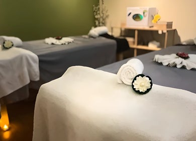 Tranquil massage room at Panwa Massage and Therapy, Auckland, Auckland, NZ with neatly prepared tables.