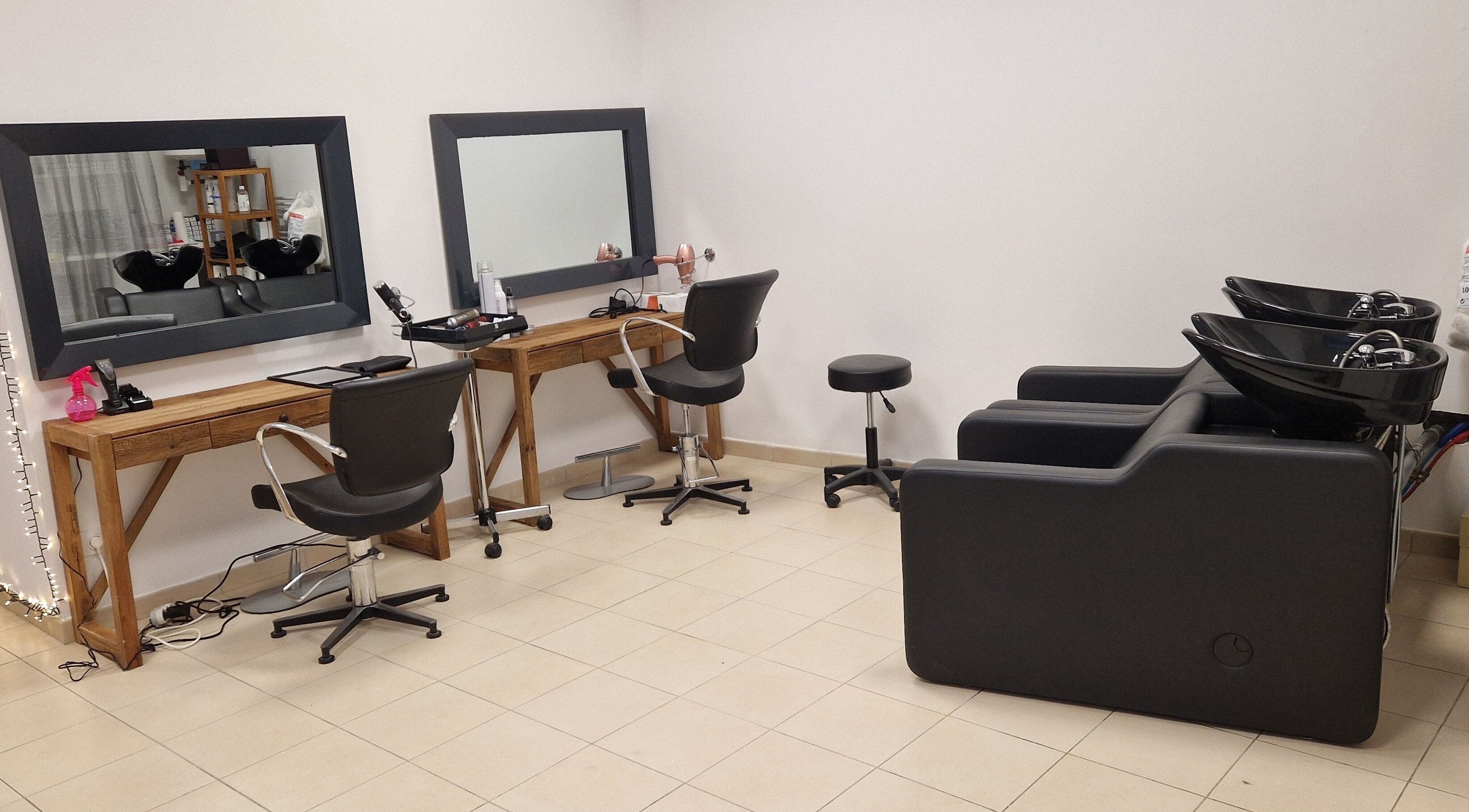 Espace Coiffure à Béziers, Occitanie, FR avec stations de coiffure modernes et élégantes.