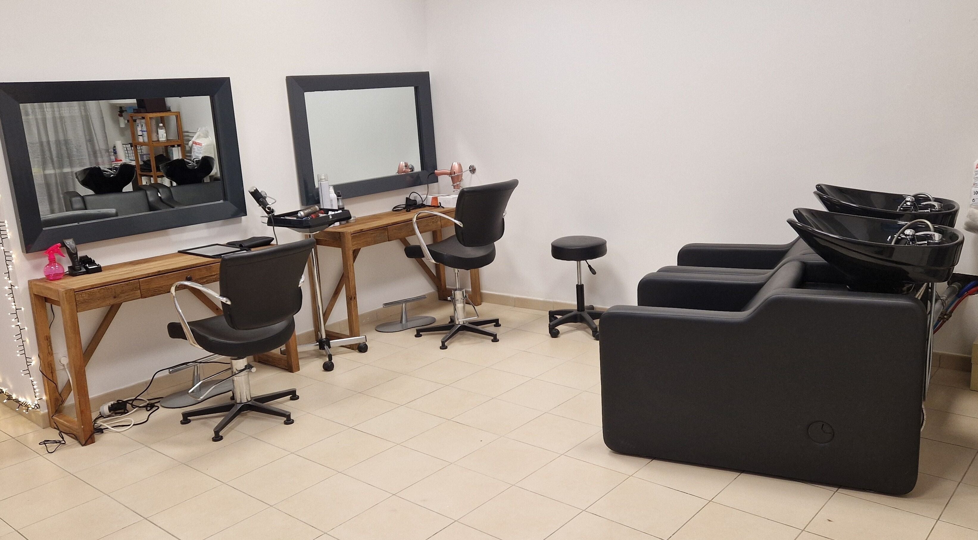 Espace Coiffure à Béziers, Occitanie, FR avec stations de coiffure modernes et élégantes.