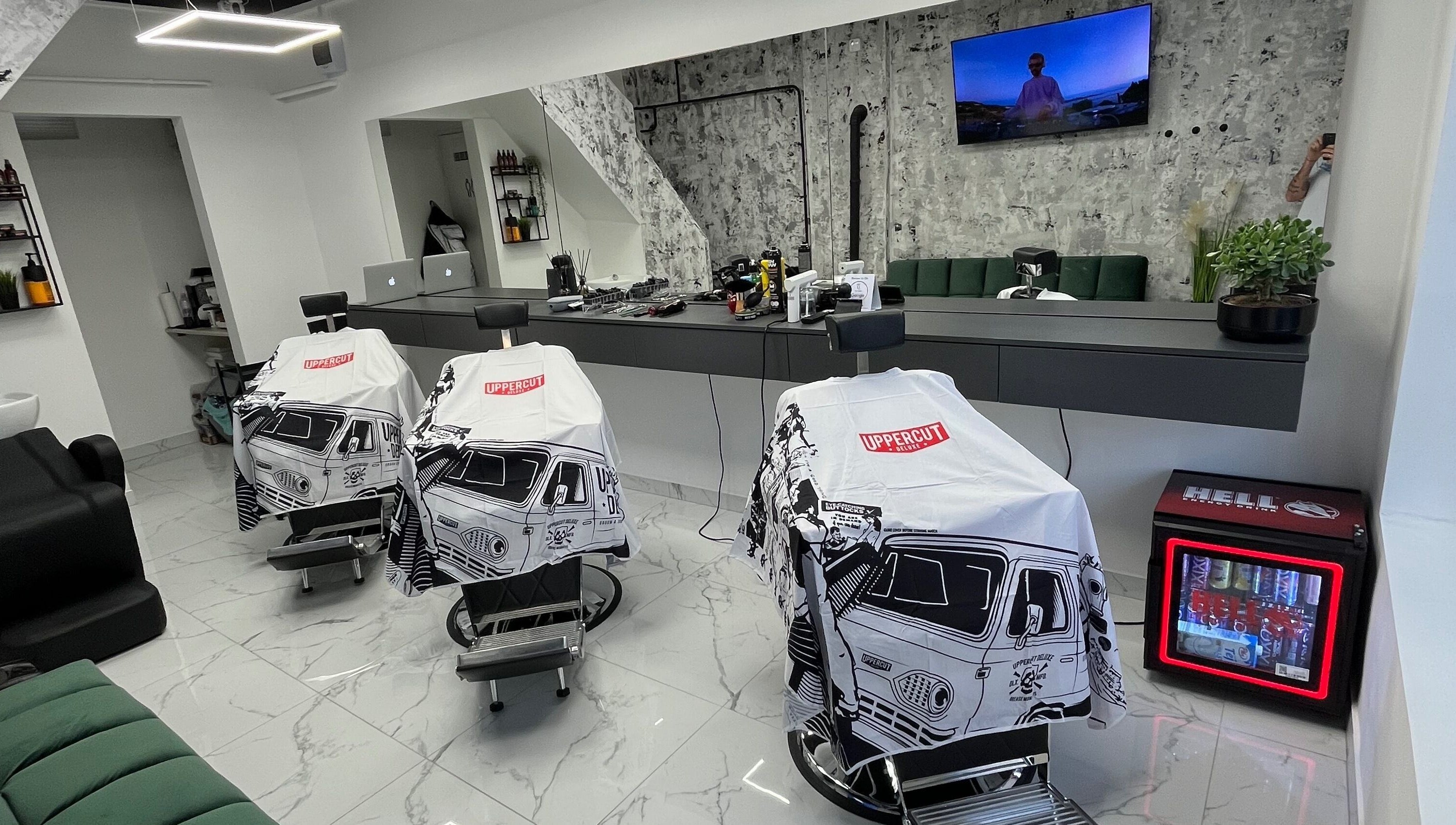 Elegáns fodrászat belső tér Jászberényben, Fade and Shade, modern székekkel.