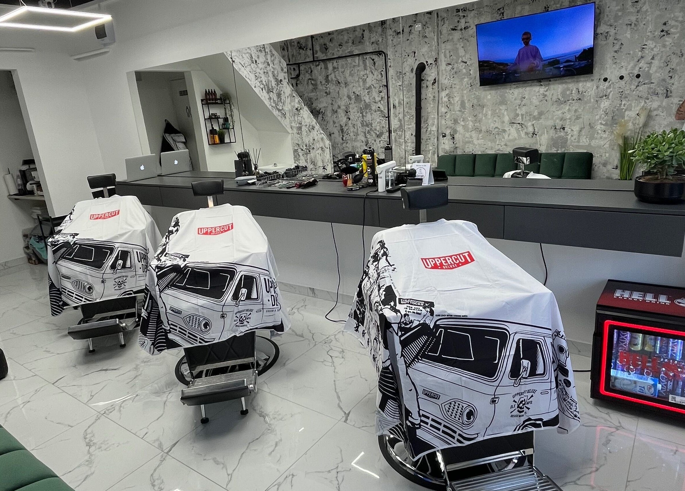 Elegáns fodrászat belső tér Jászberényben, Fade and Shade, modern székekkel.