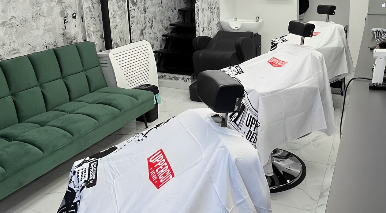 Modern fodrászszék és zöld kanapé a Fade and Shade szalonban, Jászberény, HU.