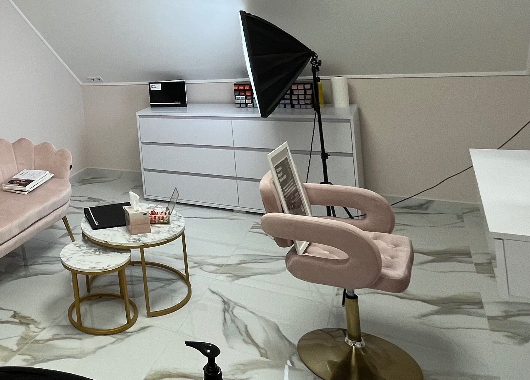 Elegáns belső tér a Fade and Shade szalonban, Jászberény, HU. Rózsaszín kanapé és modern berendezés.