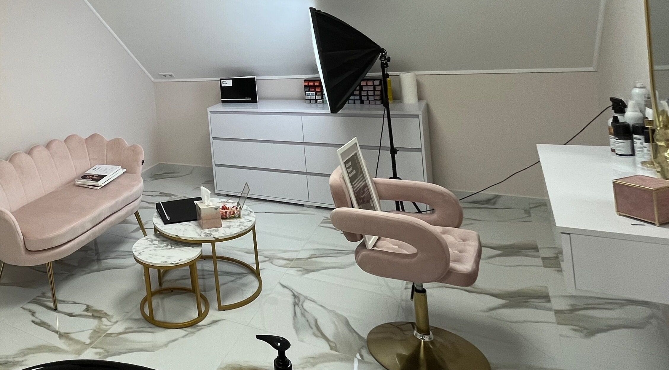 Elegáns belső tér a Fade and Shade szalonban, Jászberény, HU. Rózsaszín kanapé és modern berendezés.