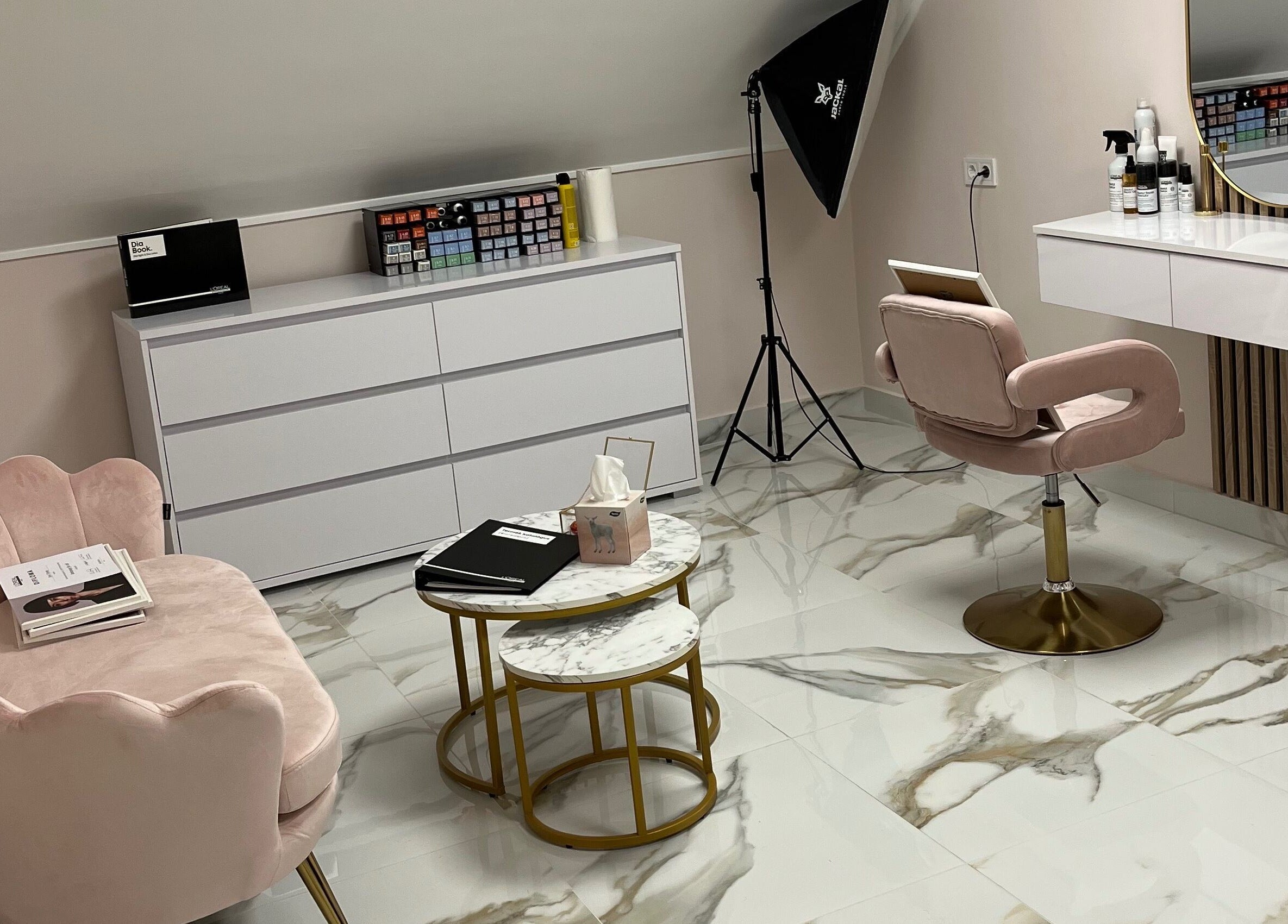 Luxus szalon belső tér a Fade and Shade-ben, Jászberény, HU. Rózsaszín székek és márványasztalok.