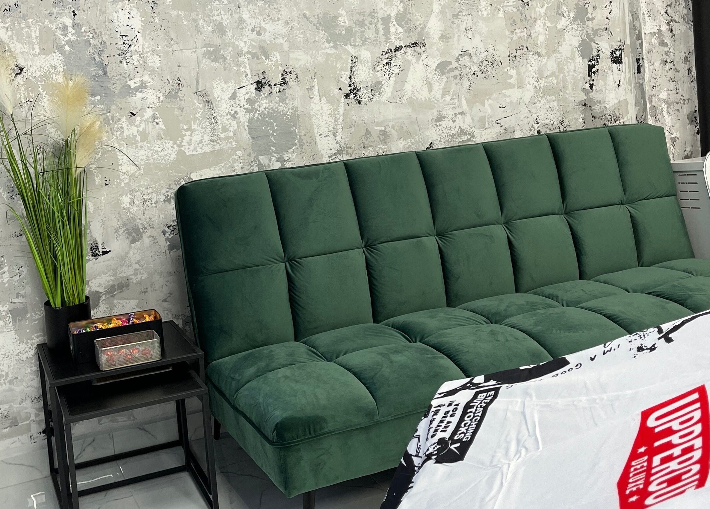 Zöld kanapé a Fade and Shade szalonban, Jászberény, HU modern dekorációval.