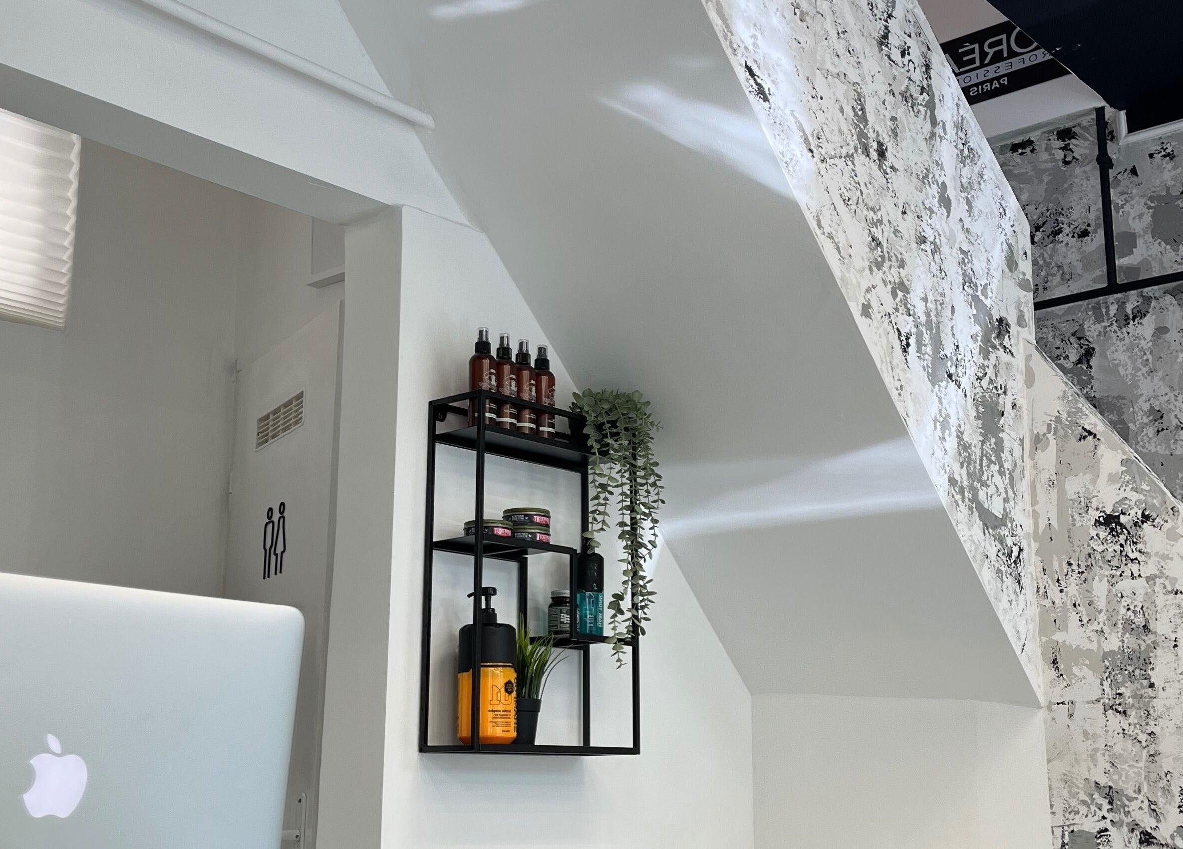 Modern belső tér a Fade and Shade szalonban, Jászberény, HU. Minimalista polc ápoló termékekkel.
