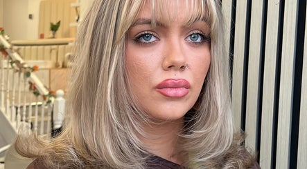 Olivia Armitage Hair image 3