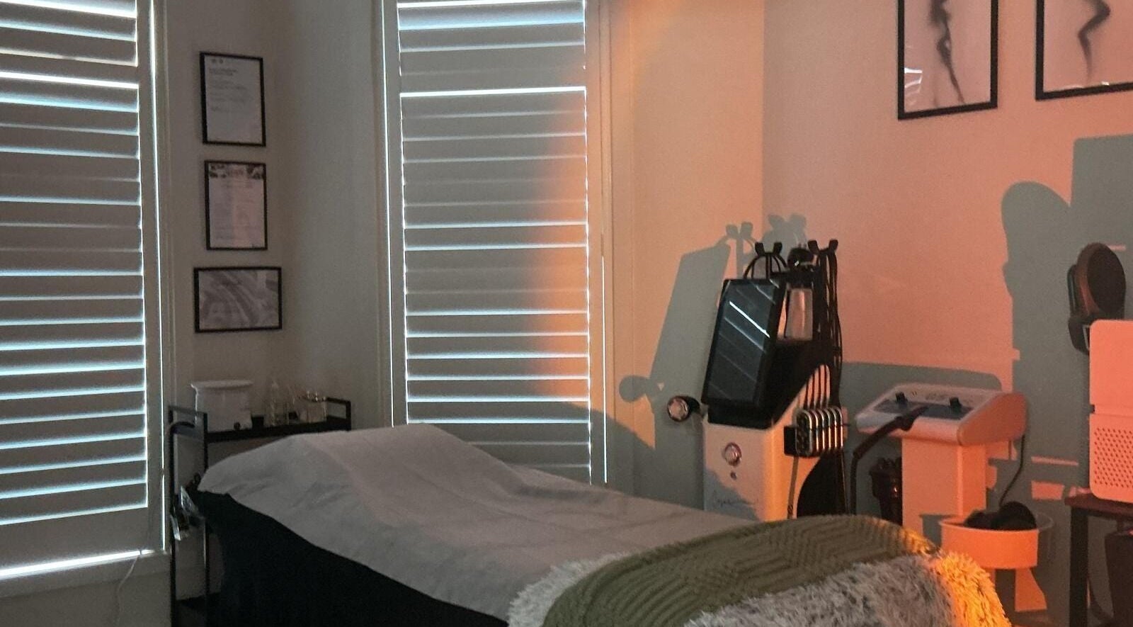 Relaxing treatment room at Lunéra Aesthetics, Victoria, AU with ambient lighting and wellness equipment.