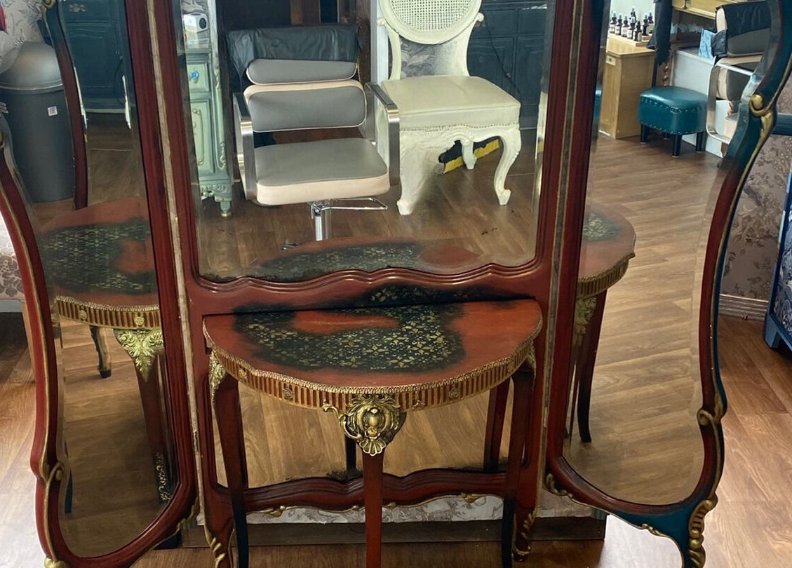 Elegant vintage mirror at Hot Heads Hair Design, Portishead, North Somerset, GB enhancing salon aesthetics.