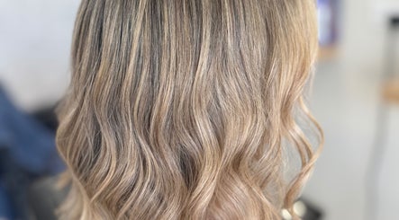 Blonde wavy hairstyle at Haus Of Hair, Iż-żurrieq, MT, showcasing expert coloring and styling.