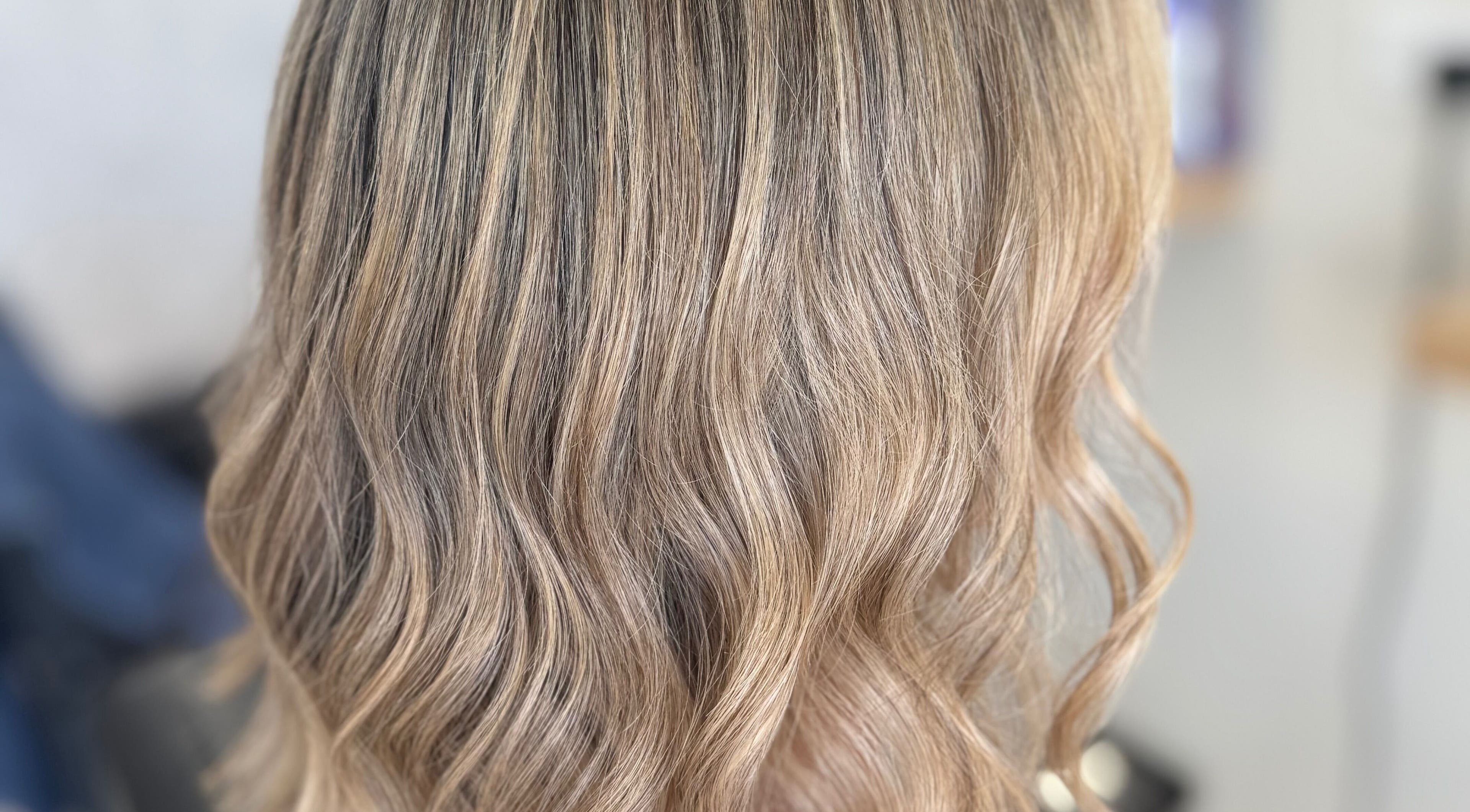 Blonde wavy hairstyle at Haus Of Hair, Iż-żurrieq, MT, showcasing expert coloring and styling.