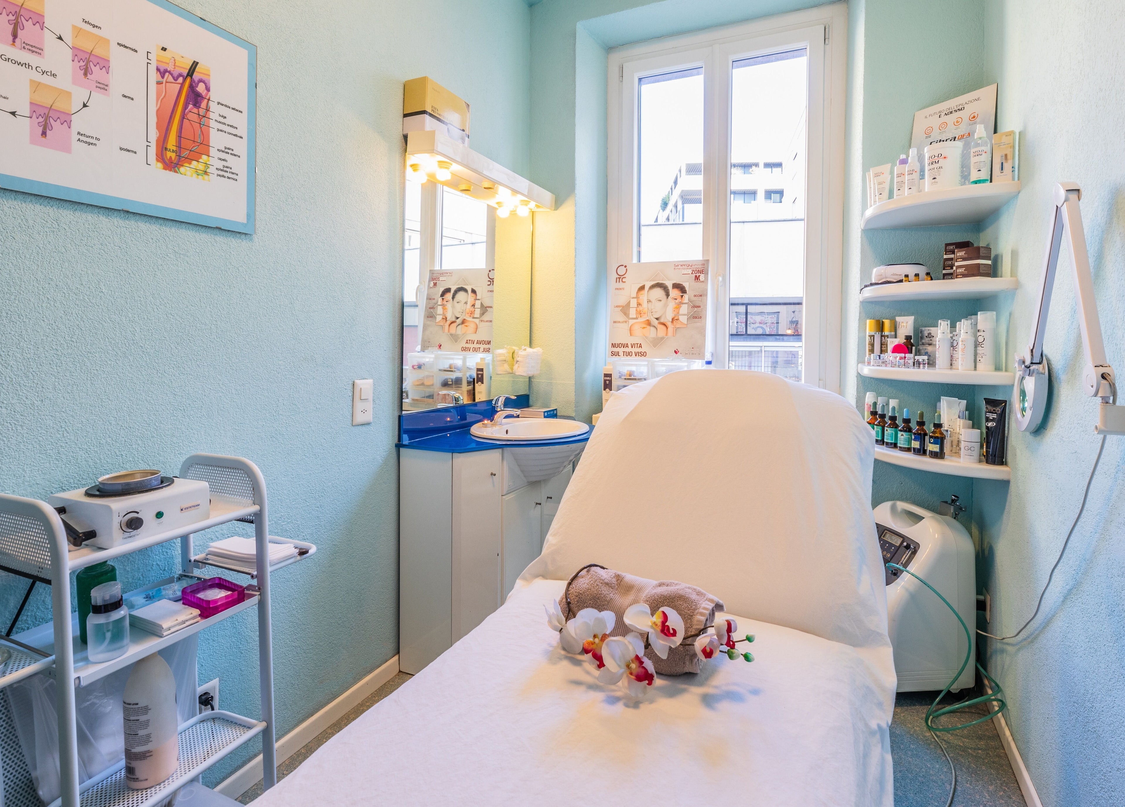 Sala trattamenti in Artestetica Sagl, Lugano, Ticino, CH, con lettino e arredamento accogliente.