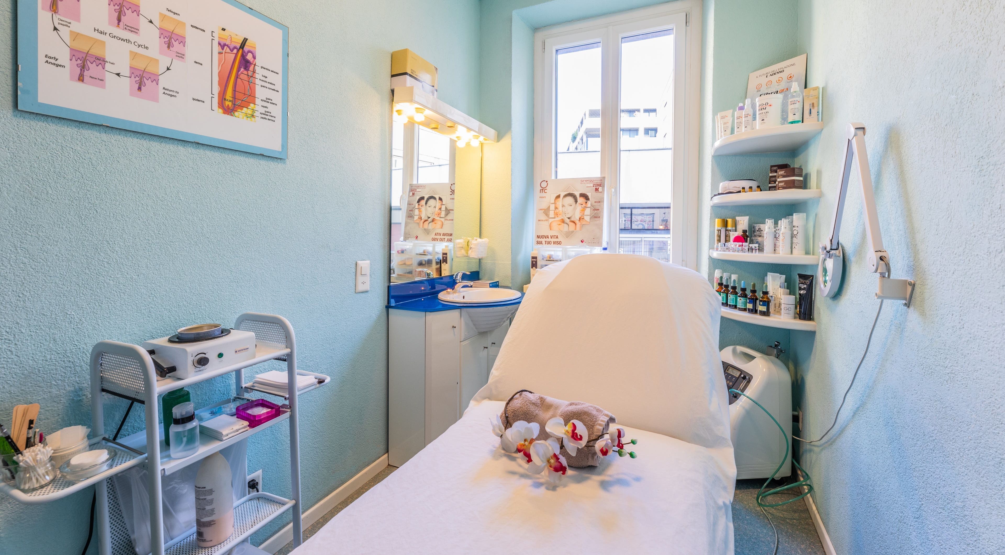 Sala trattamenti in Artestetica Sagl, Lugano, Ticino, CH, con lettino e arredamento accogliente.