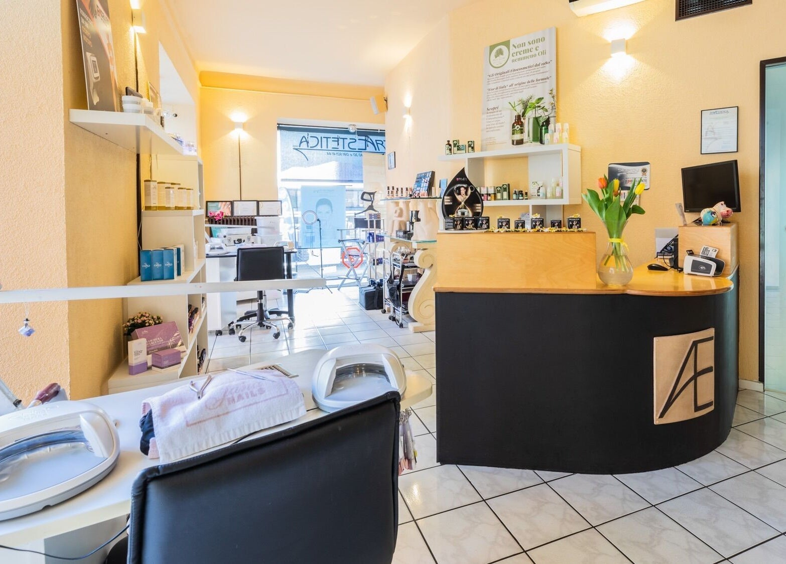 Interni accoglienti di Artestetica Sagl a Lugano, Ticino, CH, con arredi moderni e dettagli di lusso.