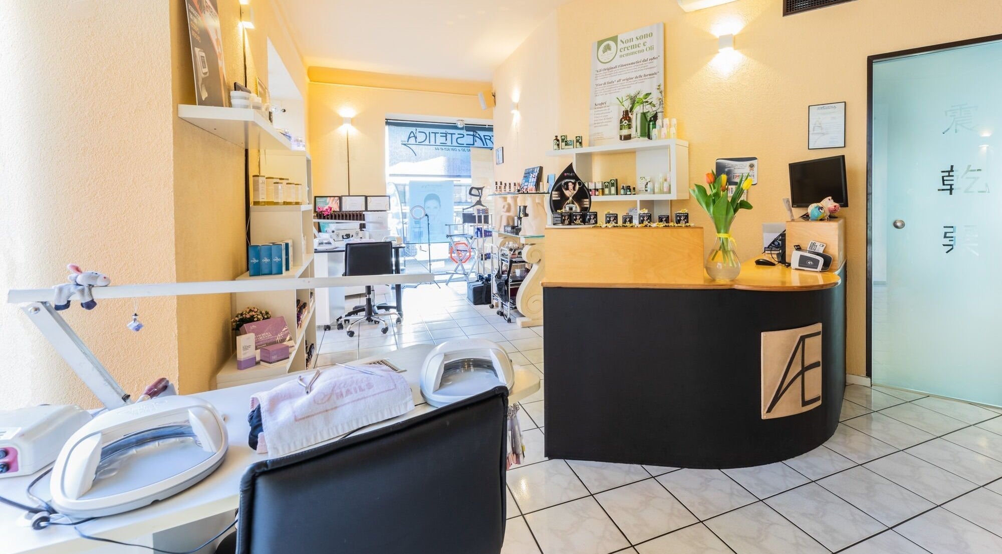 Interni accoglienti di Artestetica Sagl a Lugano, Ticino, CH, con arredi moderni e dettagli di lusso.