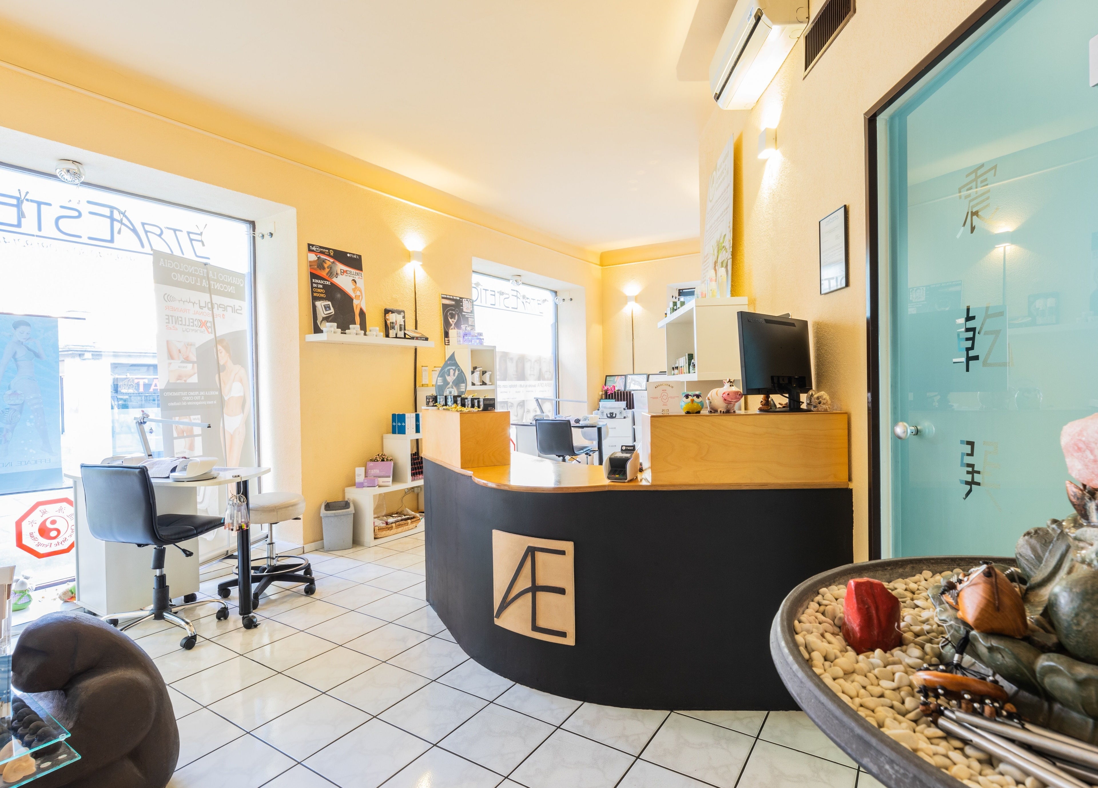 Reception accogliente di Artestetica Sagl, Lugano, Ticino, CH, con arredamento moderno e atmosfera rilassante.