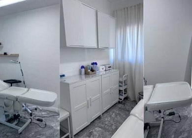 Elegant treatment room at The Vanity Aesthetics, London, England, GB with a white treatment bed and sleek decor.