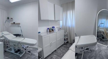Elegant treatment room at The Vanity Aesthetics, London, England, GB with a white treatment bed and sleek decor.