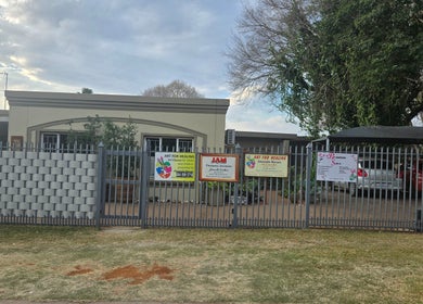 Entrance of Beautistic Salon in Pretoria, Gauteng, ZA, showcasing modern exterior and welcoming vibe.