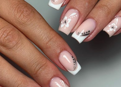 Intricate floral French nails at Kirsty’s Nails and Beauty in Chopwell, England, GB with white and pink details.